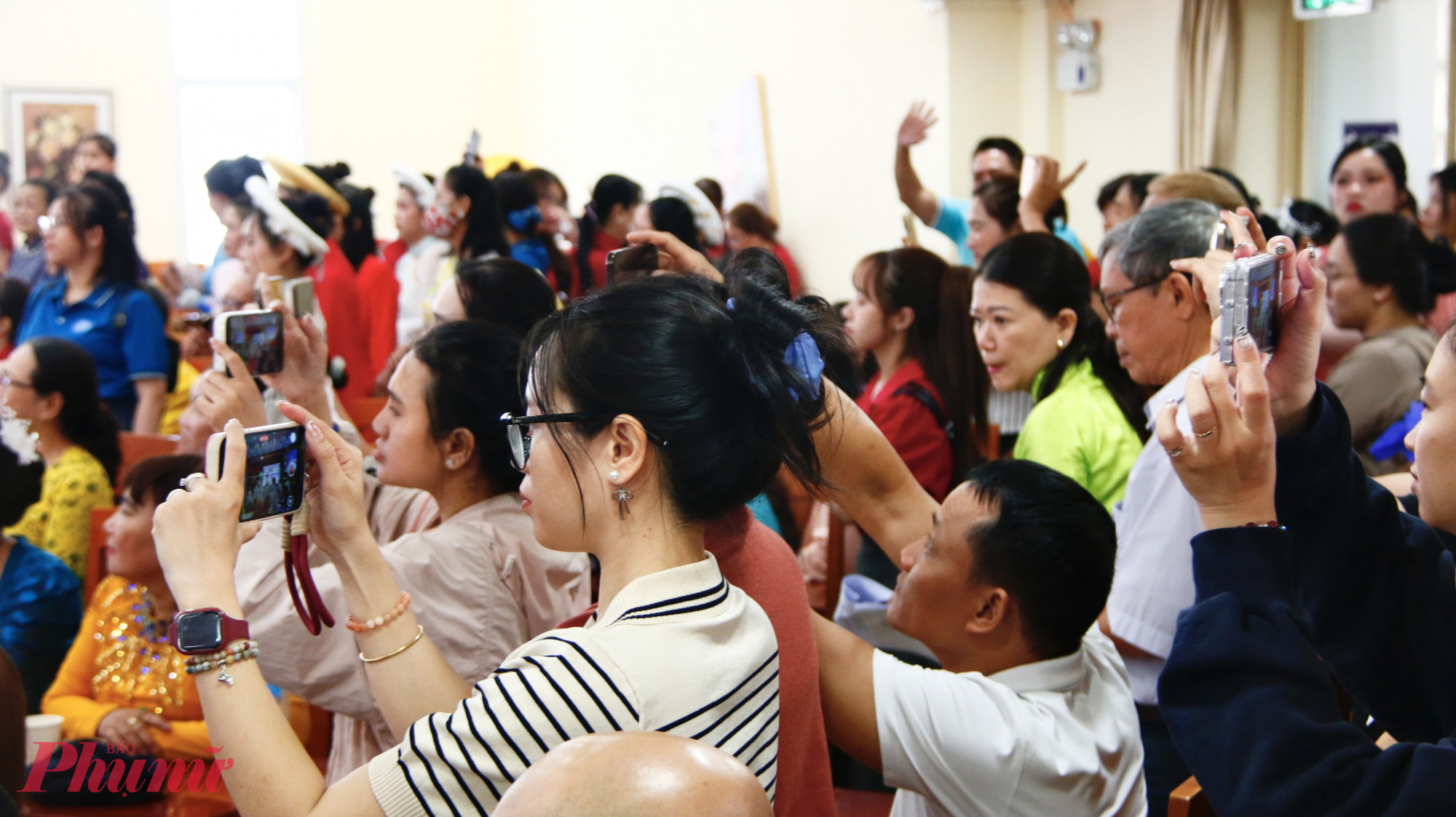 Đông đảo khán giả đến xem