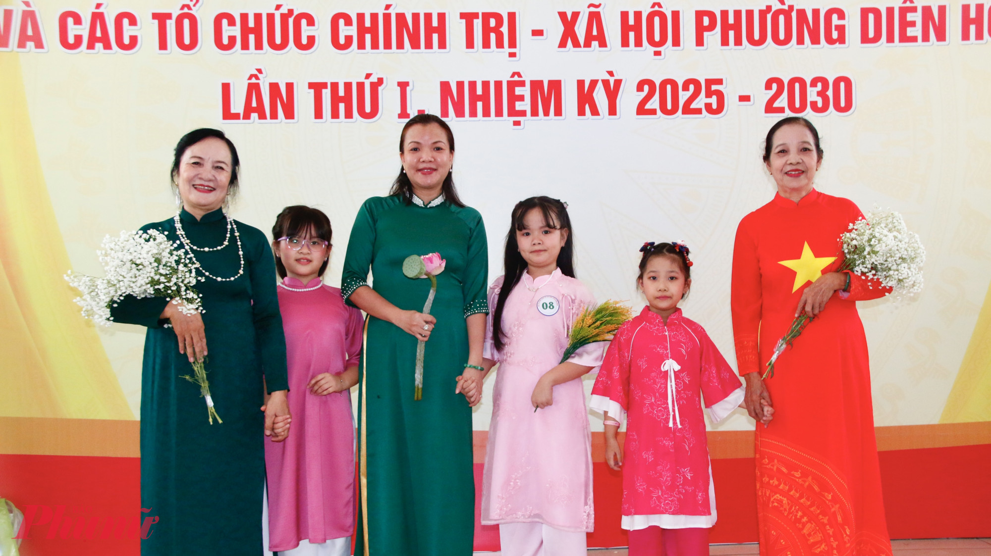 Các cặp mẹ con, bà cháu cùng tham dự hội thi