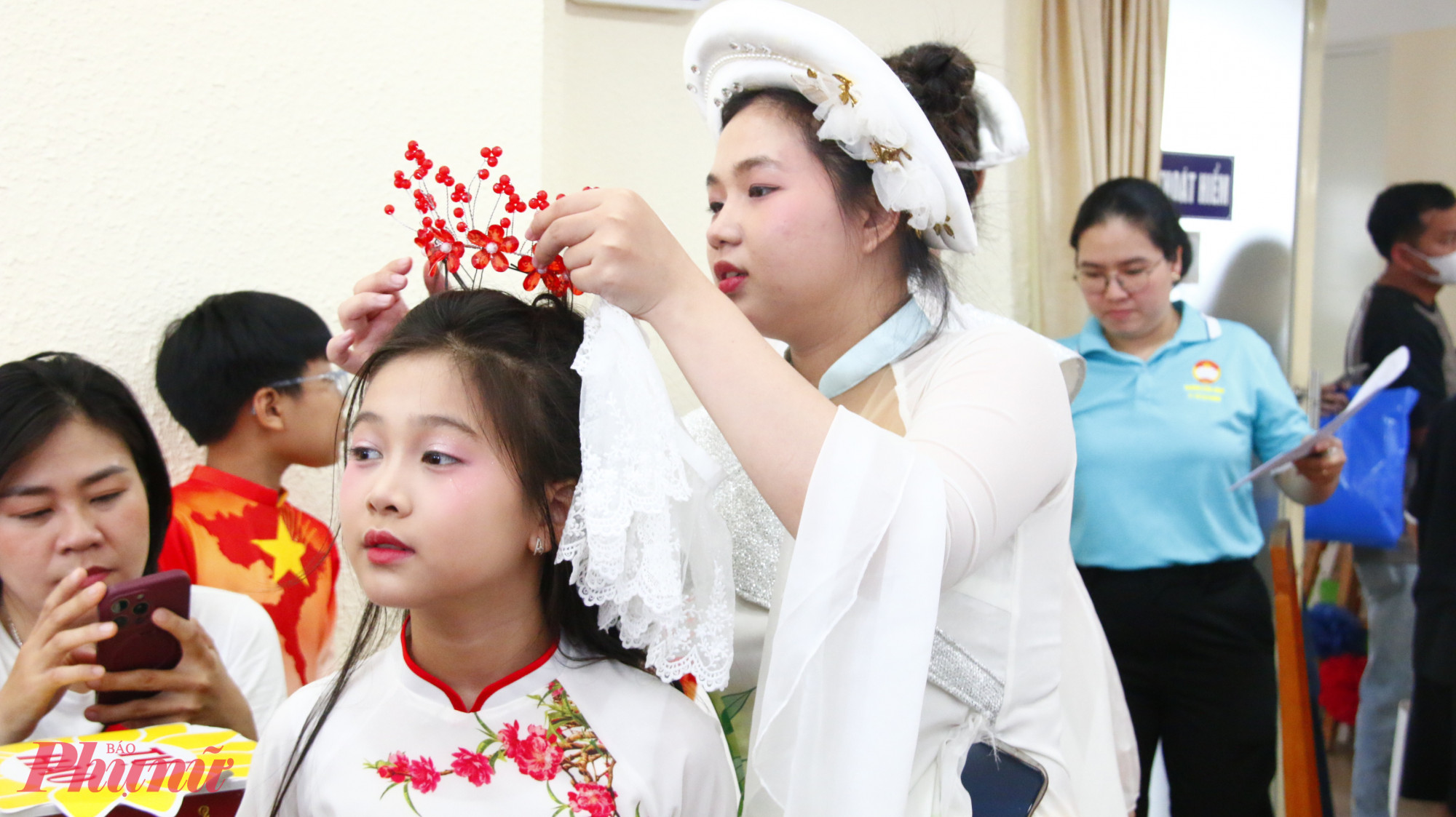 Các thí sinh chuẩn bị trang phục, phụ kiện trước khi bắt đầu phần thi