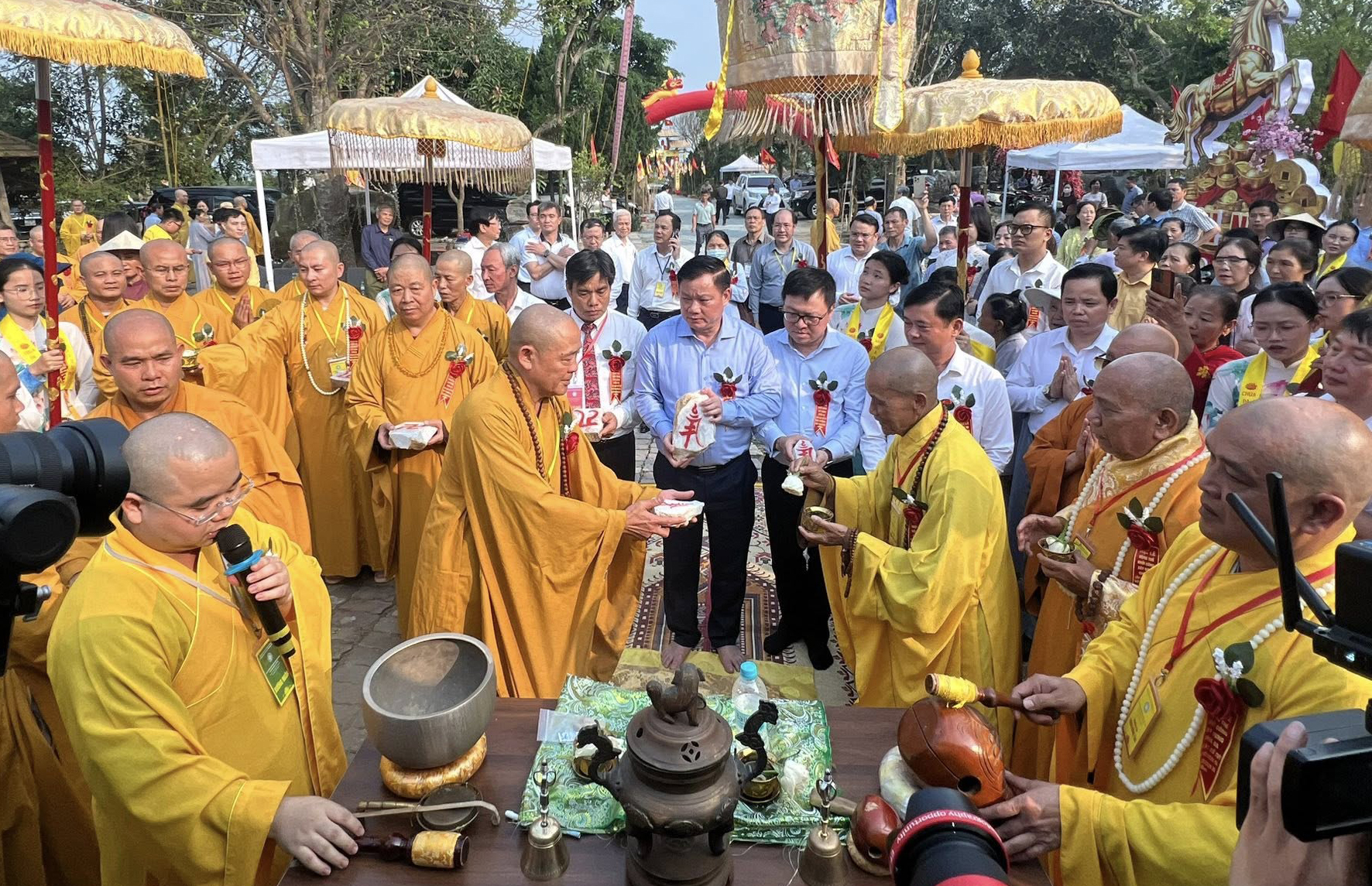 Các đại biểu thực hiện nghi thức đặt viên gạch xây dựng chùa Da - Ảnh: Khánh Trung