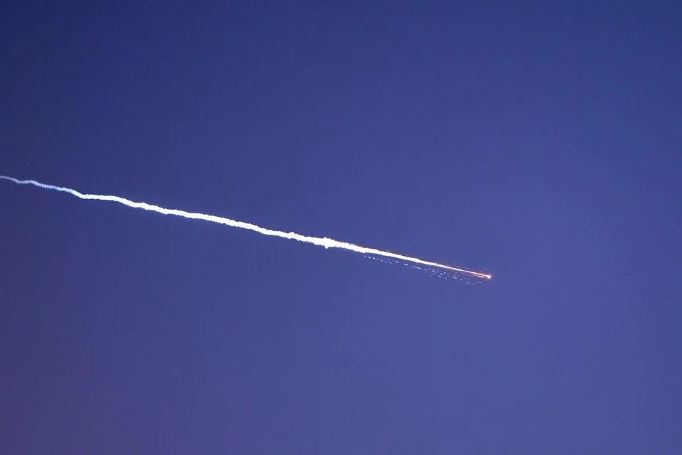 Vệt khói tên lửa trên bầu trời thành phố ven biển Netanya của Israel vào ngày 28/3 - ảnh: RTE