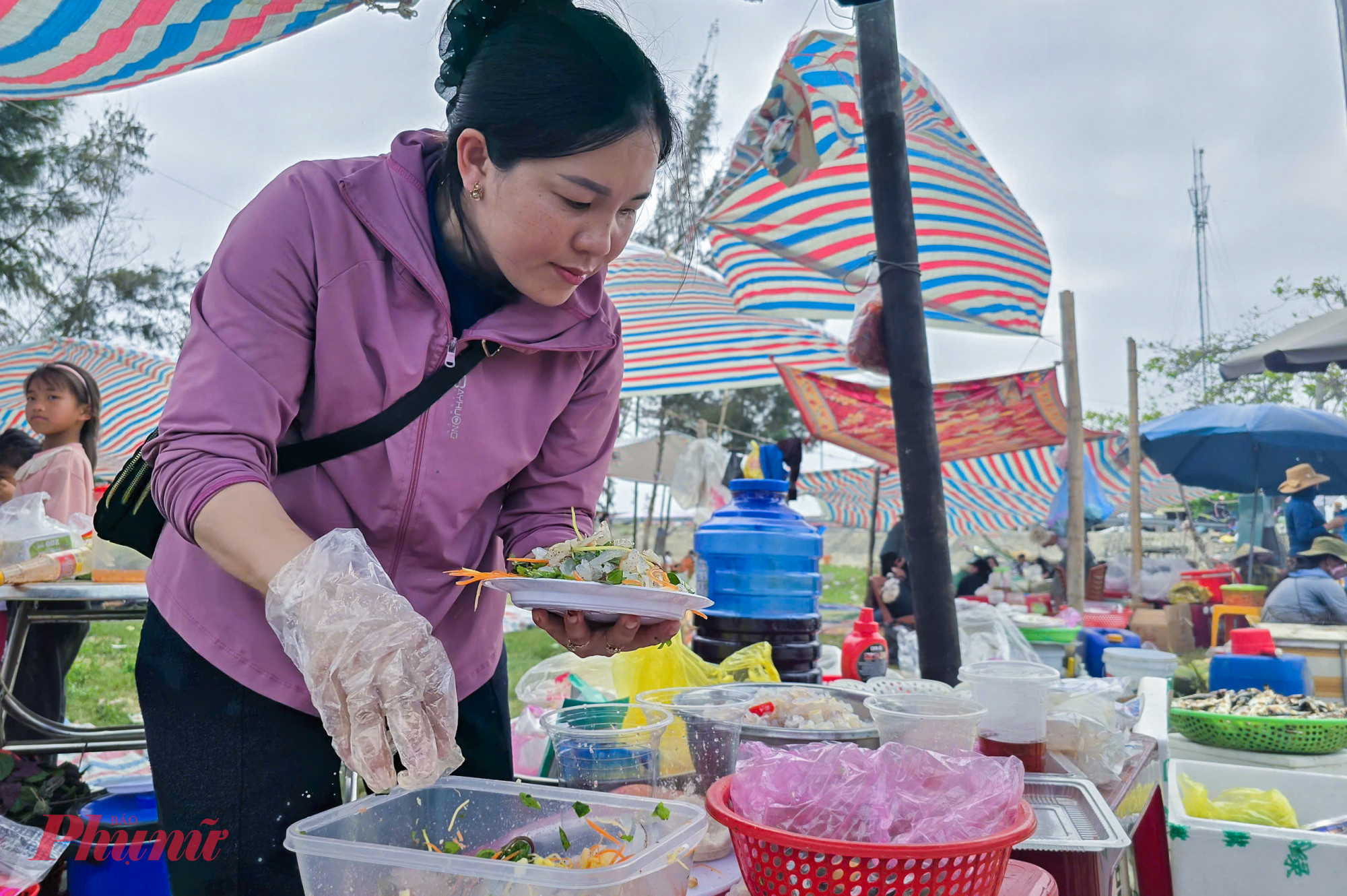 Sứa được chế biến thành món nộm, bán cho khách du lịch ngay tại bờ biển