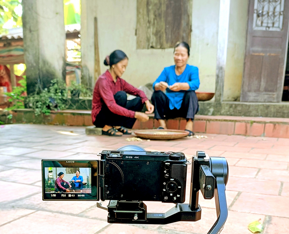 Phụ nữ lớn tuổi vẫn thành “sao” trên mạng, kiếm bộn tiền Bà Dương Thị Cường và hàng xóm trong một thước phim rất chân quê ẢNH: Đ.V.H.