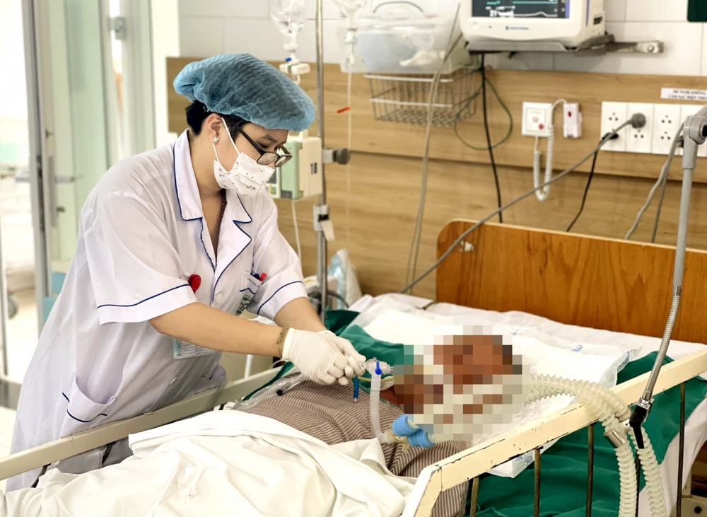 Bệnh nhân ngộ độc rượu pha methanol đang được điều trị tại Bệnh viện Bạch Mai, TP Hà Nội - ẢNH: THÀNH DƯƠNG