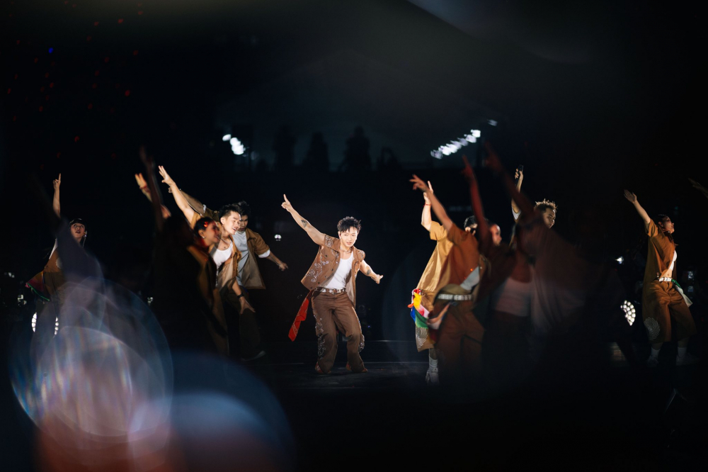 Hoàng Dũng trình diễn khả năng vũ đạo tại đêm nhạc - Ảnh: BTC