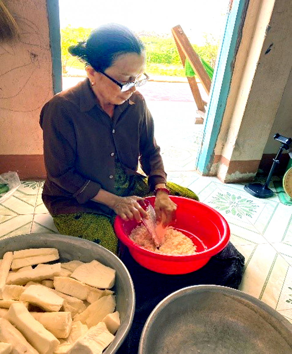 Mài khoai mì là công đoạn tốn nhiều công sức - Ảnh do tác giả cung cấp