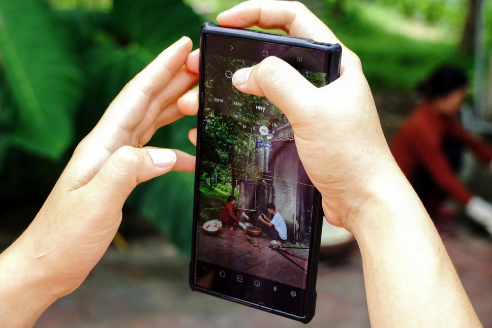 Phụ nữ lớn tuổi vẫn thành “sao” trên mạng, kiếm bộn tiền Mẹ con bà Dương Thị Cường trong một thước phim được ghi lại bằng điện thoại - ẢNH: Đ.V.H.