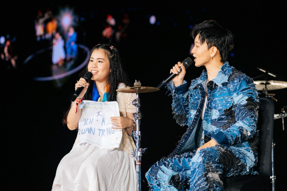 Khoảnh khắc nam ca sĩ giao lưu cùng người hâm mộ - Ảnh: BTC