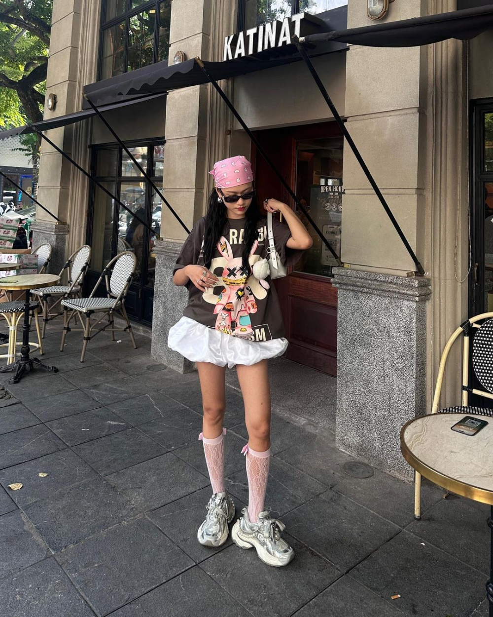 Họa tiết bắt mắt trên áo thun oversized là yếu tố quan trọng tạo nên sự khác biệt và độc đáo cho trang phục. Các phiên bản họa tiết dẫn đầu xu hướng mới như sọc, graphic 3D đến các câu slogan ấn tượng đã khiến chiếc áo trở nên sống động và cuốn hút hơn, giúp người mặc thể hiện cá tính riêng. Đây chính là những điểm nhấn mạnh mẽ khiến bản phối đồ hàng ngày của bạn không bao giờ nhàm chán. Đặc biệt, khi kết hợp với các trang phục đơn sắc như quần jeans hoặc chân váy, thiết kế có họa tiết sẽ tạo nên một bộ trang phục hài hòa nhưng vẫn nổi bật. 