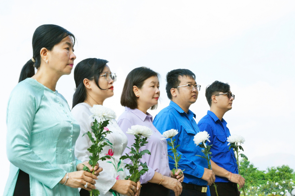 Lãnh đạo Báo Phụ nữ TPHCM, Hội LHPN xã Tân Nhựt và đoàn viên, thanh niên của Báo Phụ nữ TPHCM dâng hoa tưởng niệm  tại khu truyền thống cách mạng cuộc Tổng tiến công và nổi dậy xuân Mậu Thân 1968 - ẢNH: THÀNH LÂM