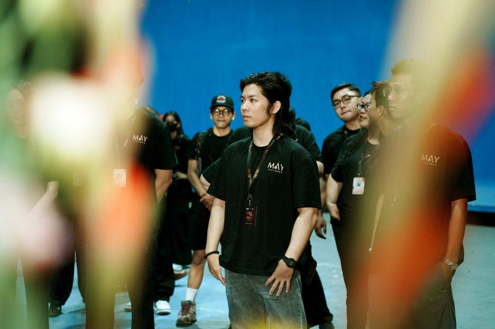 Đạo diễn Jack Carry On (giữa) trong ngày khai máy phim Mẹ mìn - Ảnh do đoàn phim cung cấp