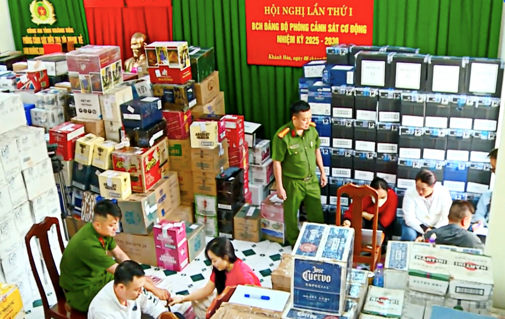 Công an tỉnh Khánh Hòa thu giữ hàng chục ngàn chai “rượu ngoại” giả tại Công ty TNHH Thu Hà - Ảnh do công an cung cấp