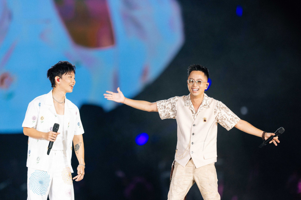Rapper Rhymastic song ca Giữ anh cho ngày hôm qua, Yêu 5 và Lặng cùng Hoàng Dũng - Ảnh: BTC
