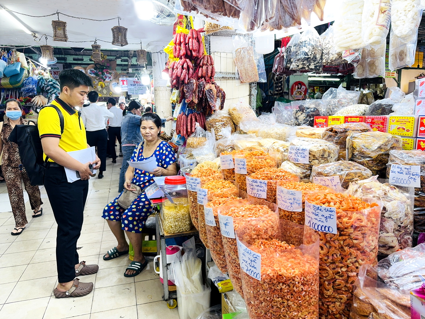 Nhiều tiểu thương chợ Nguyễn Tri Phương, TPHCM vẫn lúng túng với việc kê khai và nộp thuế theo doanh thu thực