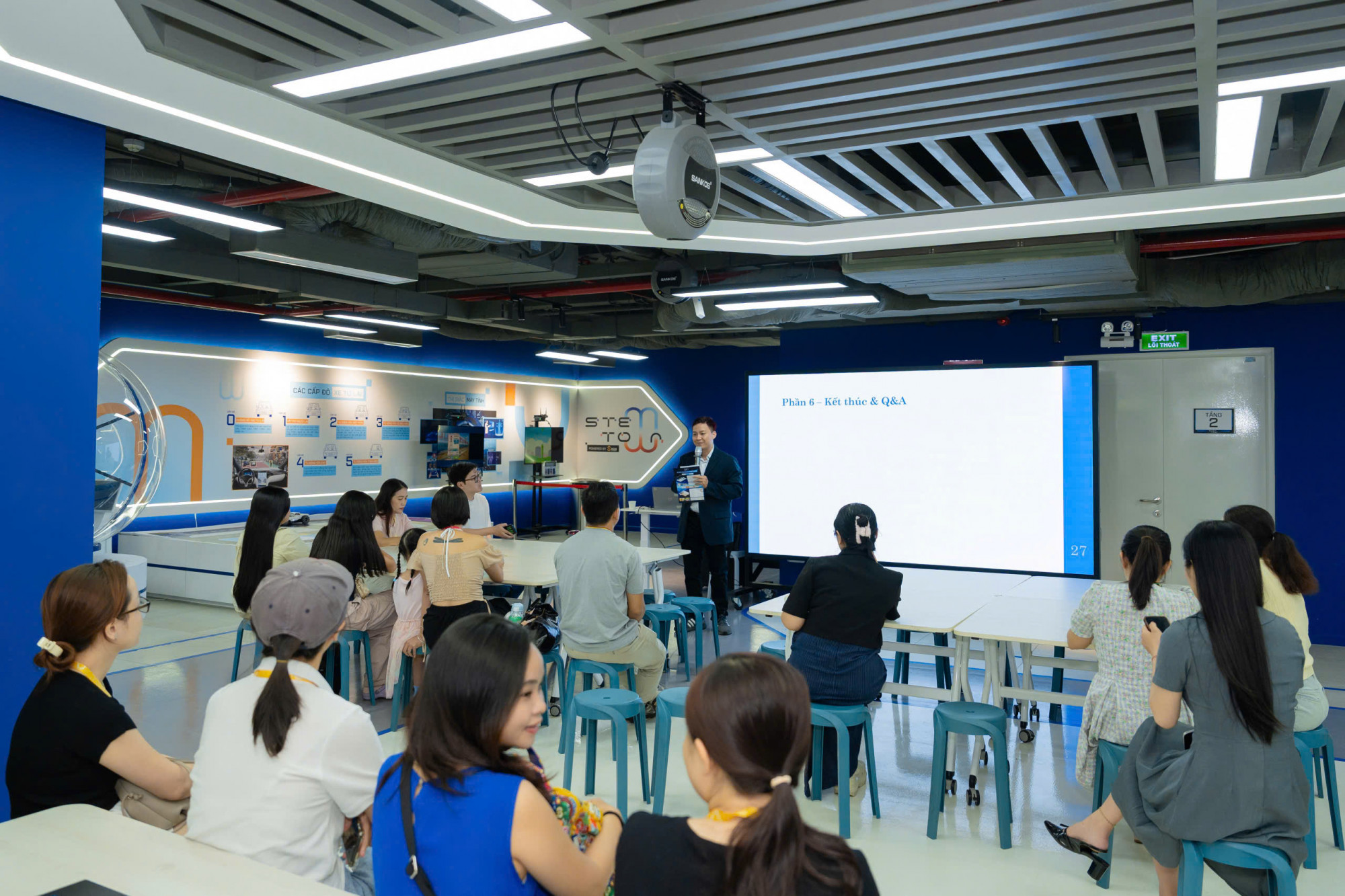 Tiến sĩ Trịnh Quang Vinh chia sẻ với phụ huynh tại sự kiện - Ảnh: BTC