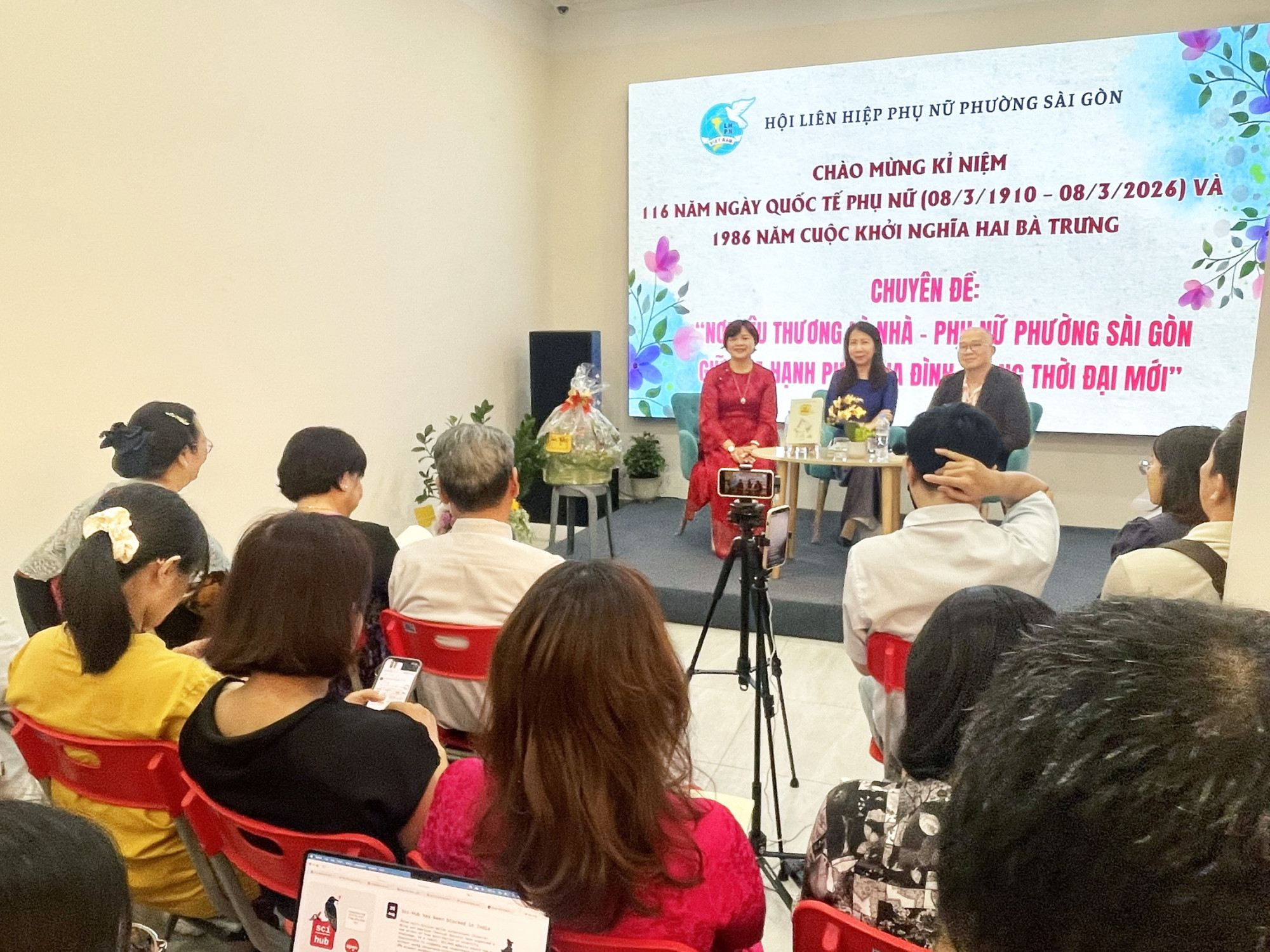 Để nhà mãi là nơi của yêu thương Tác giả, tiến sĩ Phạm Thị Thúy (bìa trái, trên sân khấu) và chuyên gia tâm lý Dương Ngọc Hân (giữa) tại buổi ra mắt sách Nơi yêu thương là nhà - Hành trình tạo dựng hạnh phúc - ẢNH: DIỆU HIỀN