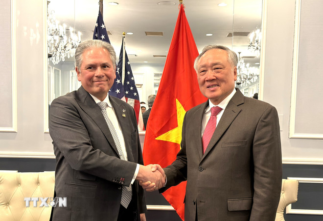 Phó Thủ tướng Thường trực Nguyễn Hòa Bình làm việc với đoàn đại biểu Bang Oregon, do Thượng Nghị sỹ Mark Meek dẫn đầu. (Ảnh: Ngọc Quang/TTXVN)