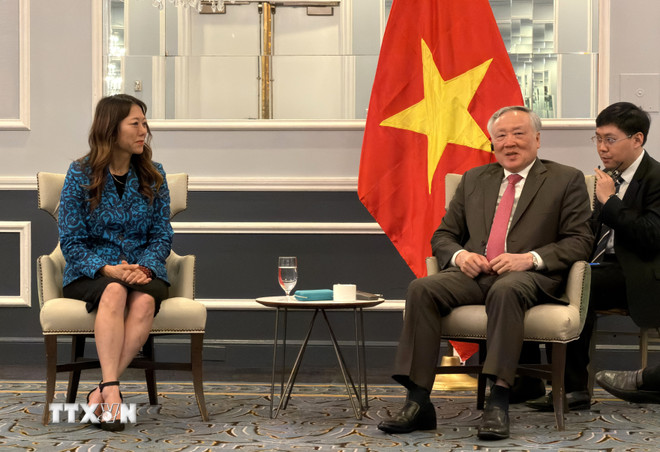 Phó Thủ tướng Thường trực Nguyễn Hòa Bình tiếp bà Fiona Ma, Bộ trưởng Tài chính bang California. (Ảnh: Ngọc Quang/TTXVN)