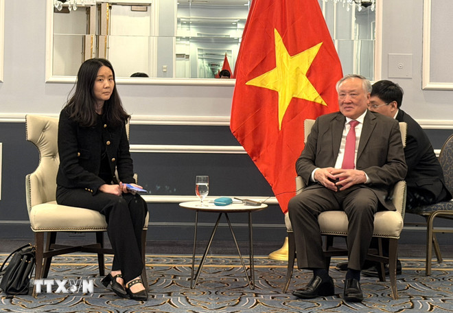 Phó Thủ tướng Thường trực Nguyễn Hòa Bình tiếp bà Hong Fang, Chủ tịch Công ty OKX. (Ảnh: Ngọc Quang/TTXVN)