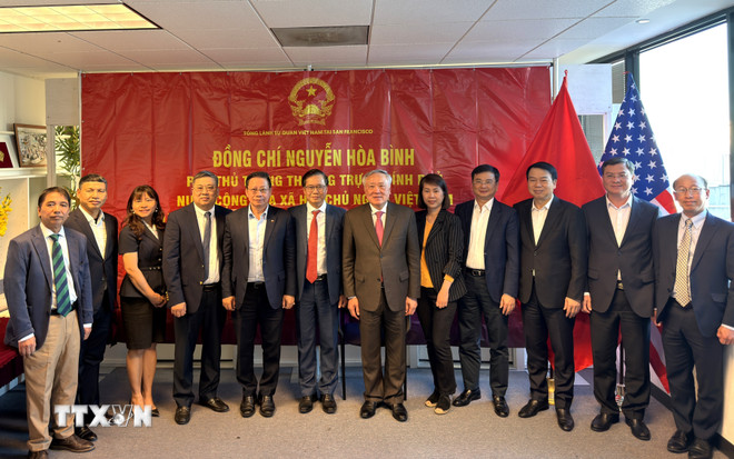 Phó Thủ tướng Thường trực Nguyễn Hòa Bình thăm, làm việc với cán bộ, nhân viên Tổng lãnh sự quán Việt Nam tại San Francisco. (Ảnh: Ngọc Quang/TTXVN)