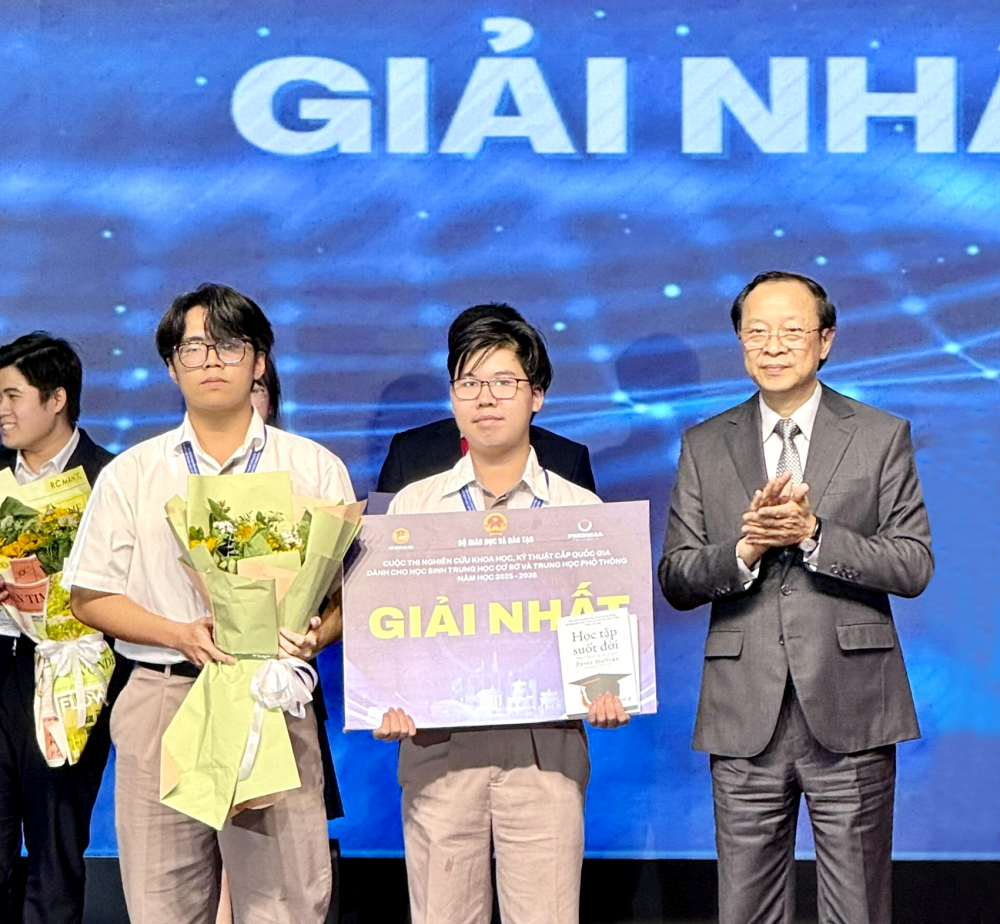 Thứ trưởng Bộ GD-ĐT Phạm Ngọc Thưởng trao giải Nhất vòng quốc gia cho Nhật Bảo (bìa trái) và Tấn Đức