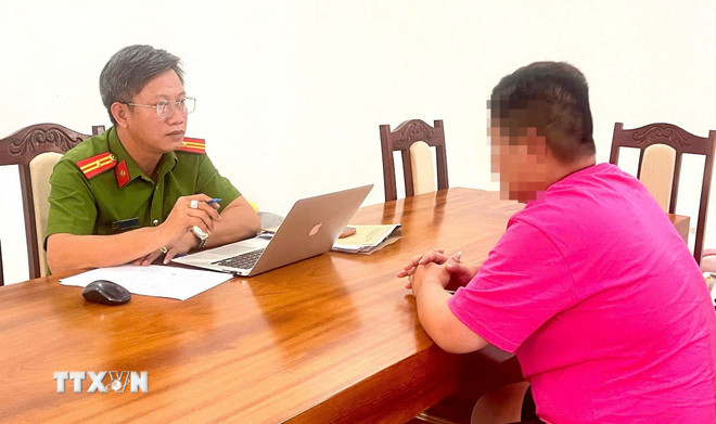 Cơ quan Cảnh sát điều tra tỉnh Đồng Nai làm việc với từng đối tượng lừa đảo trực tuyến xuyên biên giới - Ảnh: Đậu Tất Thành/TTXVN