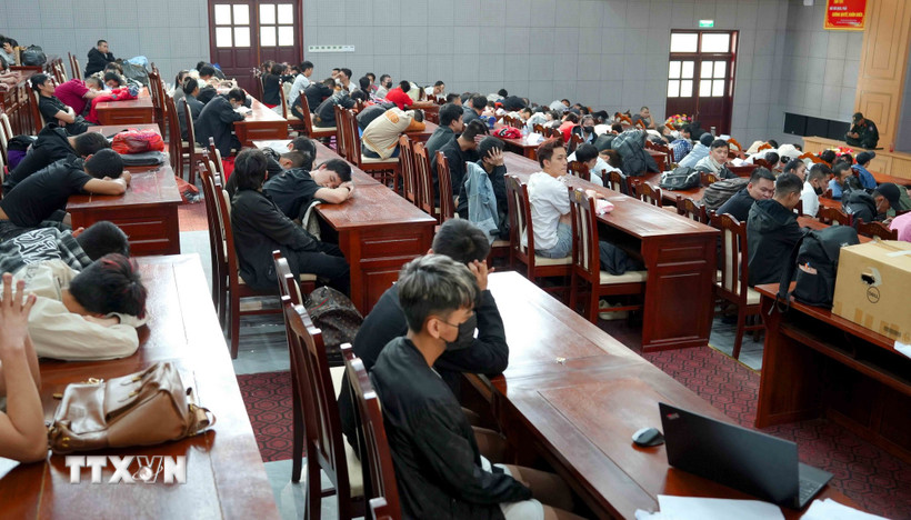 Cơ quan Cảnh sát điều tra tỉnh Đồng Nai làm việc với từng đối tượng lừa đảo trực tuyến xuyên biên giới - Ảnh: Đậu Tất Thành/TTXVN)