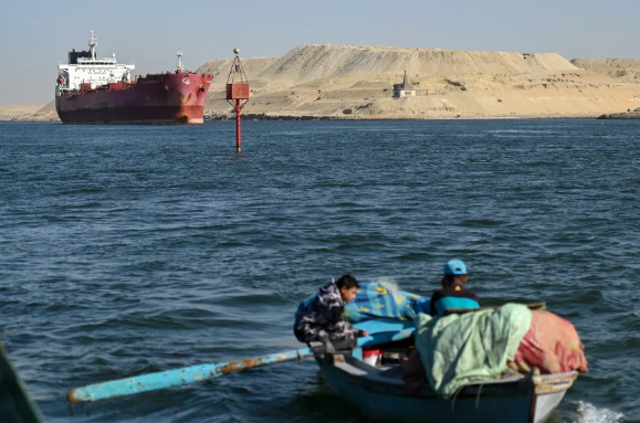 Ai Cập kiếm được từ 700 đến 800 triệu USD mỗi tháng từ kênh đào Suez. Hình ảnh Sayed Hassan / Getty