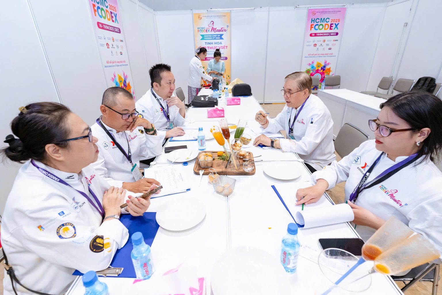 Các đầu bếp tranh tài tại Master Chef of Foodex 2025