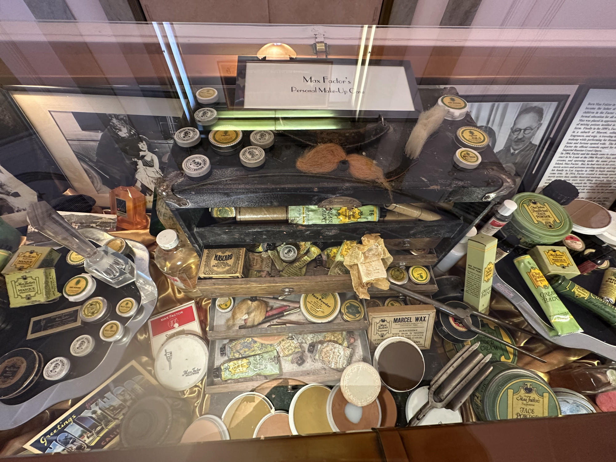 Các sản phẩm Max Factor  được sử dụng để hoá trang cho diễn viên Hollywood được trưng bày tại bảo tàng Holywood . Ảnh: TV