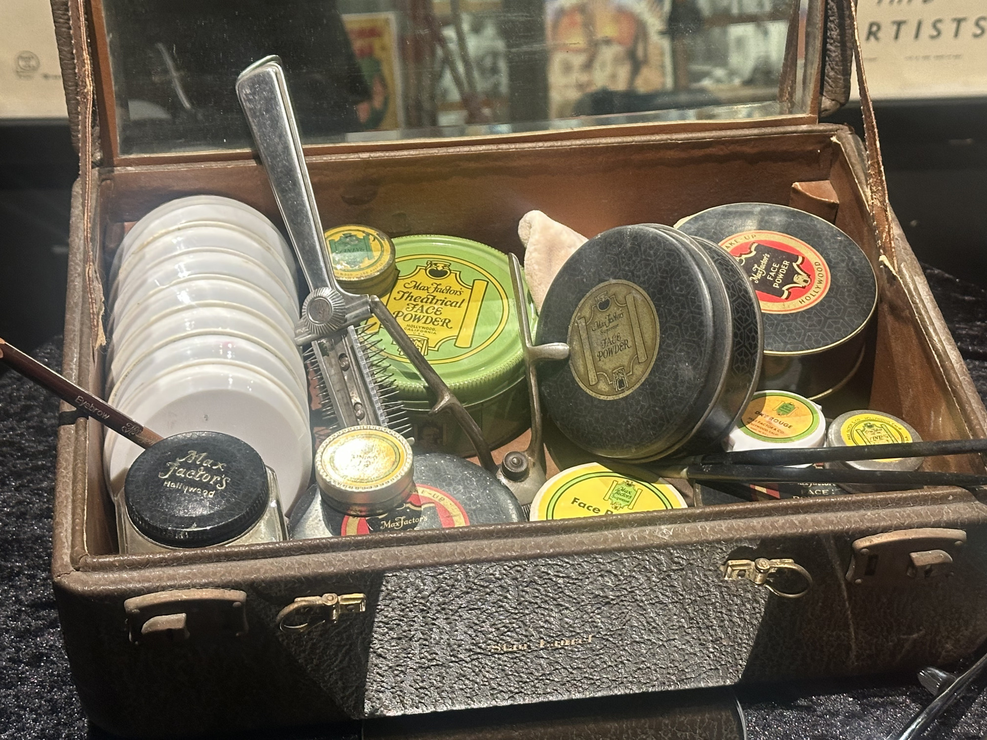 Các sản phẩm make up của Max Factor  đang được  lưu giữ tại Bảo tàng Hollywood ( Los Angeles)