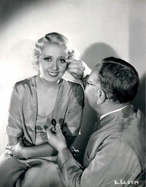 Max Factor đang trang điểm cho 