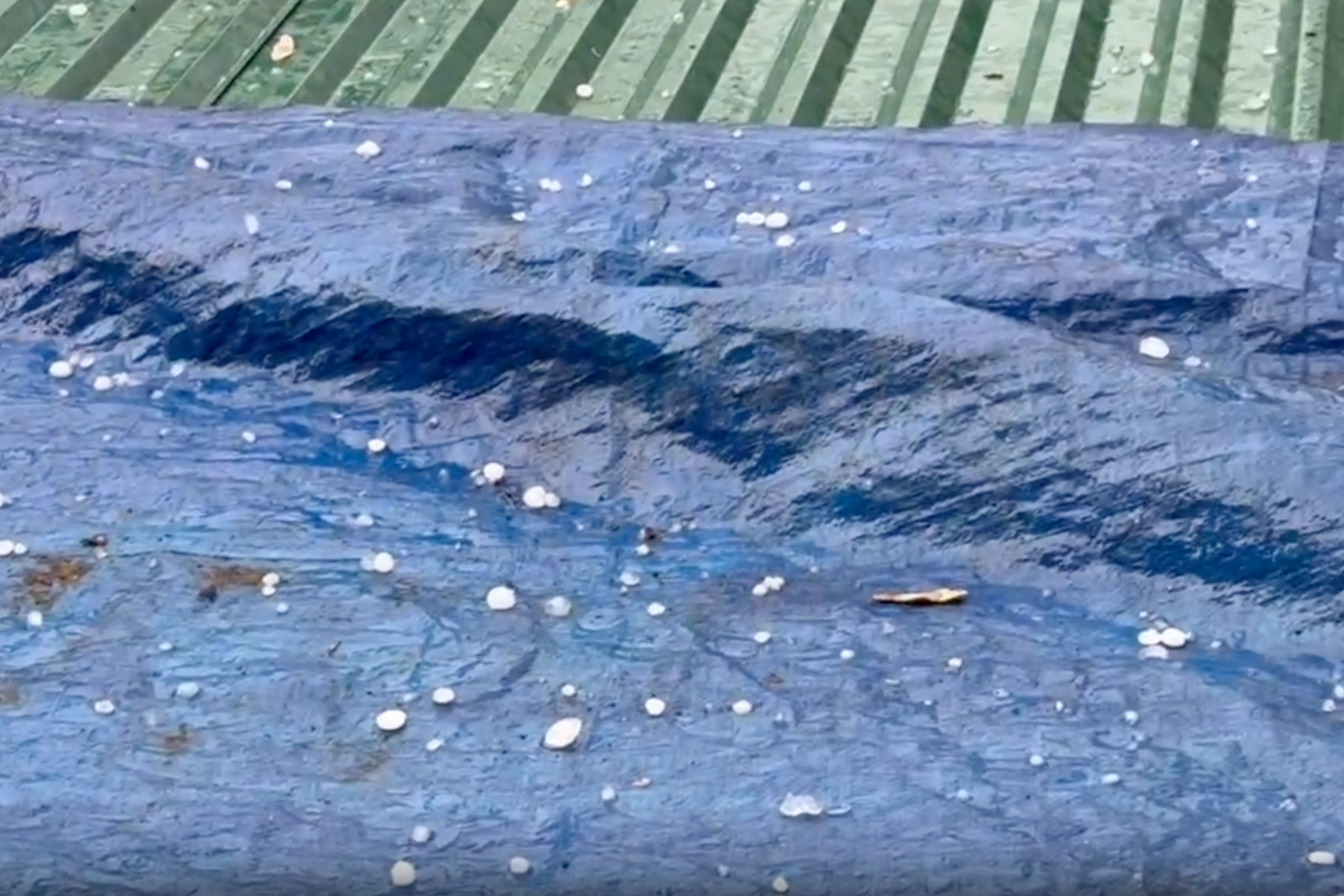 Trận mưa đá kéo dài 10 phút ở xã Quỳ Châu - Ảnh: Lương Nga