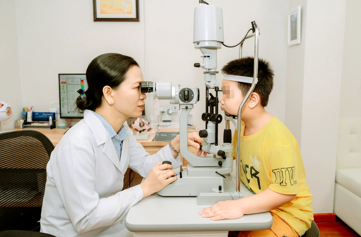 Bác sĩ khám cho một trường hợp tăng độ cận