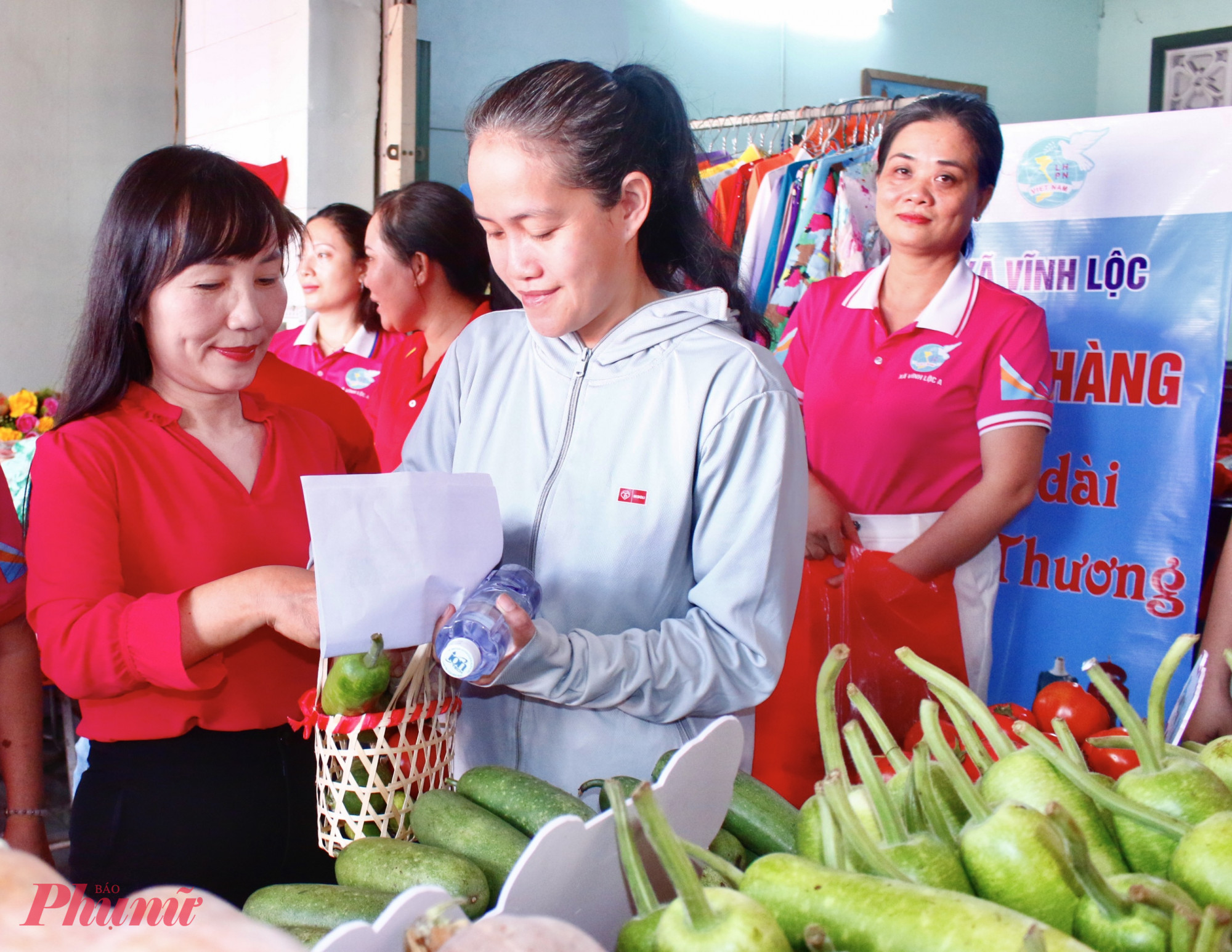 Phó chủ tịch thường trực Hội LHPN TPHCM Trịnh Thị Thanh cùng các dì, chị đi mua sắm tại cửa hàng