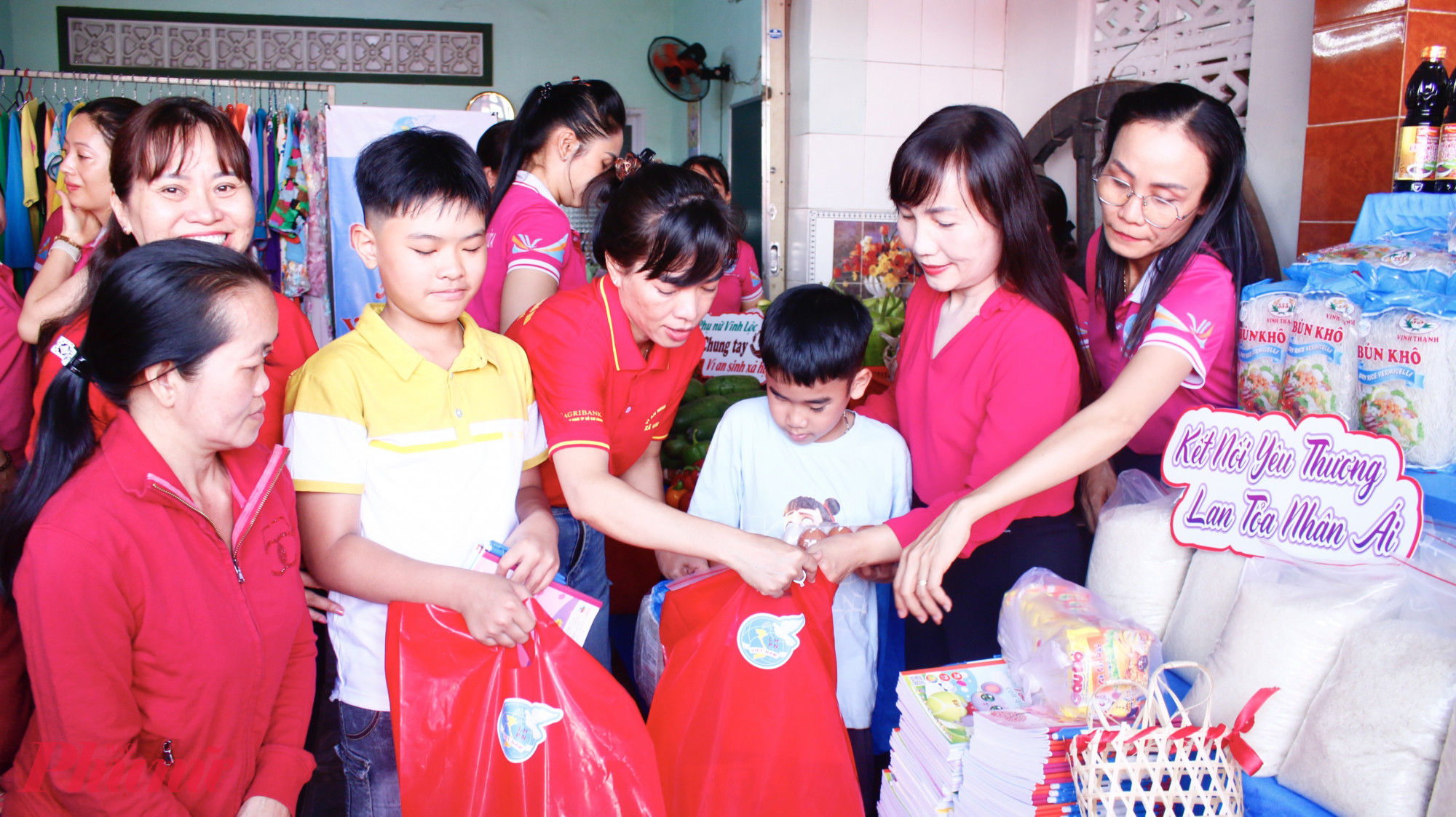 Trong ngày đầu ra mắt, Hội LHPN xã đã trao 60 suất quà, mỗi phần trị giá khoảng 400.000 đồng đến các phụ nữ và trẻ em có khăn.