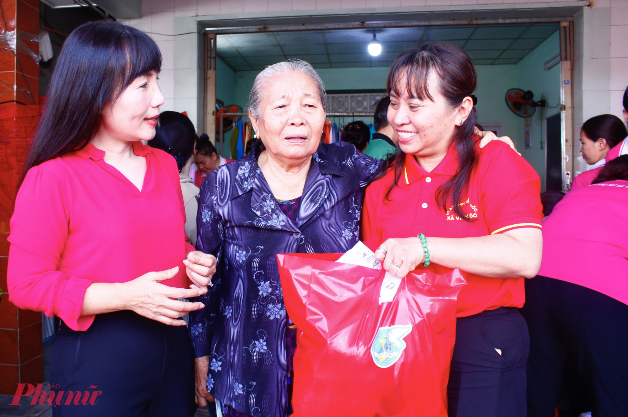 Người dân xúc động nhận quà