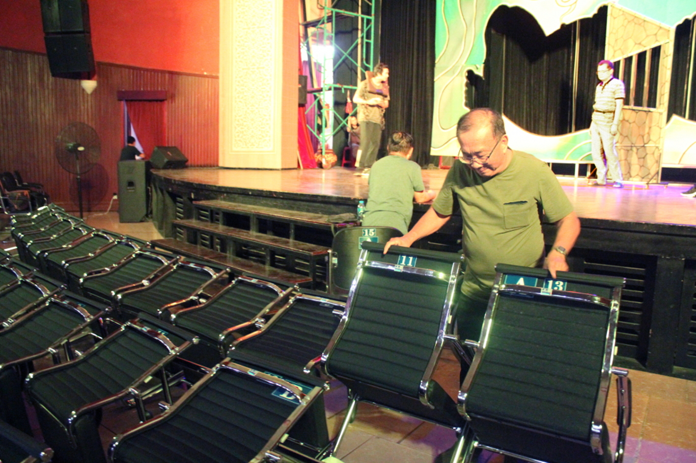 Sau 3 năm lắp bộ ghế mới để ra mắt nhà hát Thanh Niên, ông Huỳnh Anh Tuấn đã phải dời sang điểm diễn mới - ẢNH: NGỌC TUYẾT