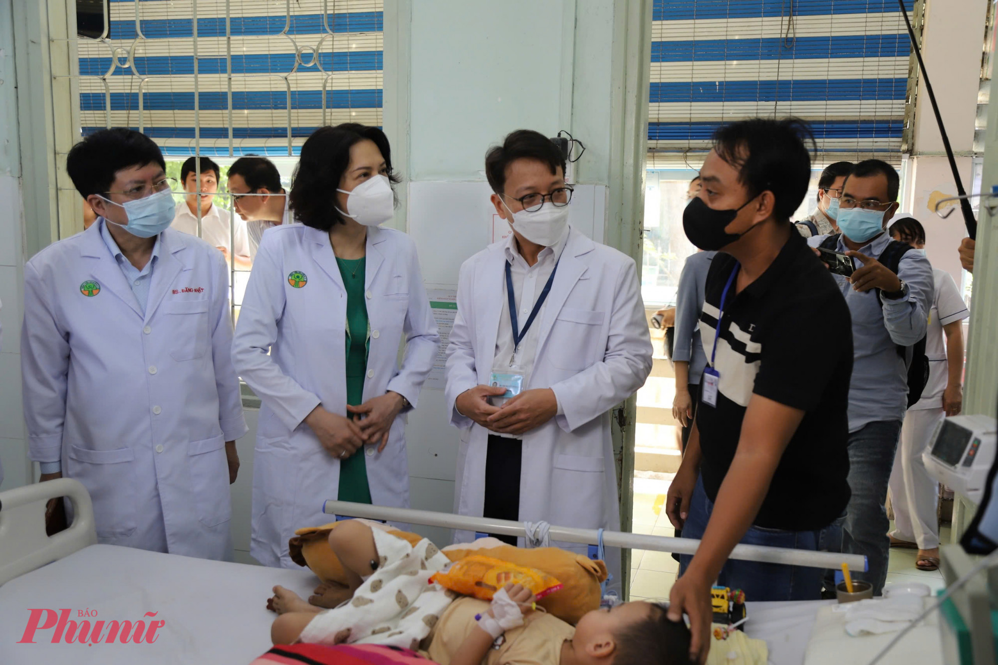 Thứ trưởng Nguyễn Thị Liên Hương (thứ 2 từ trái sang) thăm hỏi, động viên thân nhân bệnh nhi