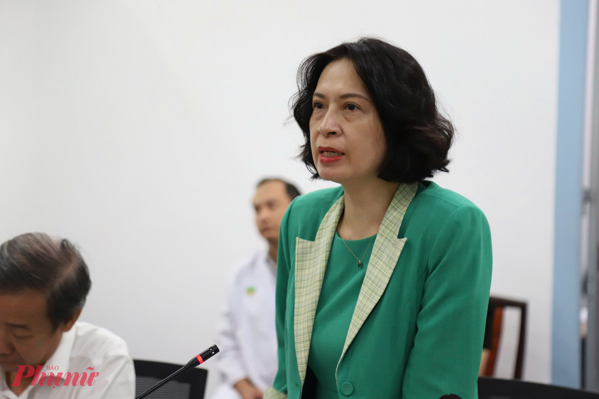 Thứ trưởng Nguyễn Thị Liên Hương trong buổi làm việc tại Bệnh viện Nhi đồng 2