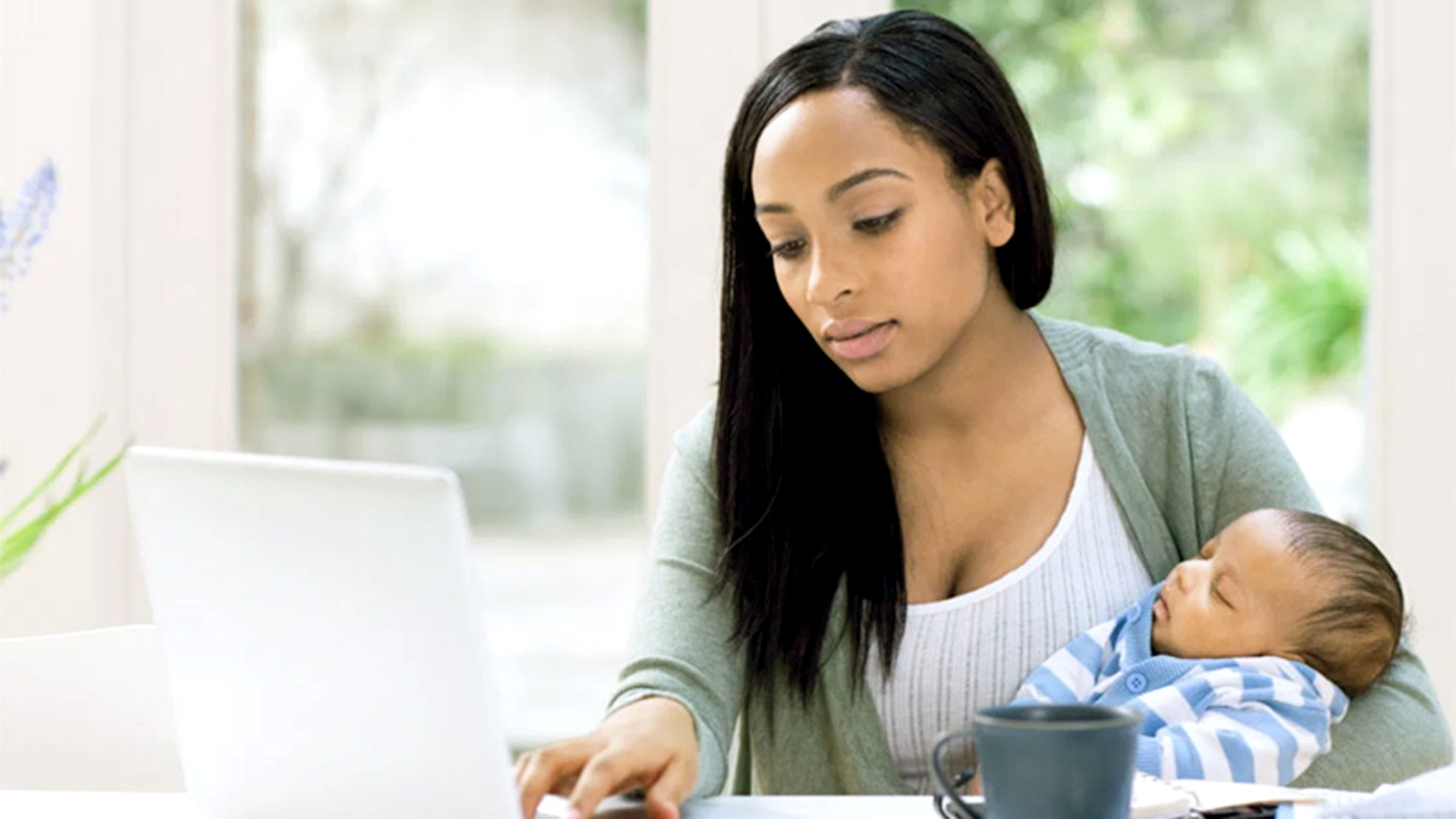 Chăm con khiến phụ nữ mất nhiều cơ hội nghề nghiệp - Nguồn ảnh: Getty Images