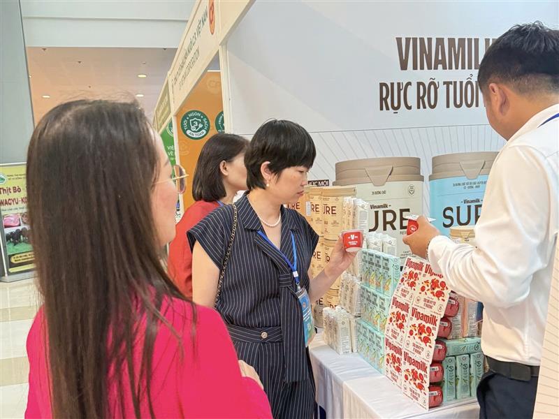 Các sản phẩm dinh dưỡng mang đậm dấu ấn đổi mới - sáng tạo của Vinamilk như sữa chua Vinamilk, sữa bột người lớn Vinamilk Sure, sữa đậu nành Vinamilk thu hút khách tham dự hội nghị tại khu trưng bày sản phẩm, công nghệ và thành tựu khoa học công nghệ - Ảnh: V.N