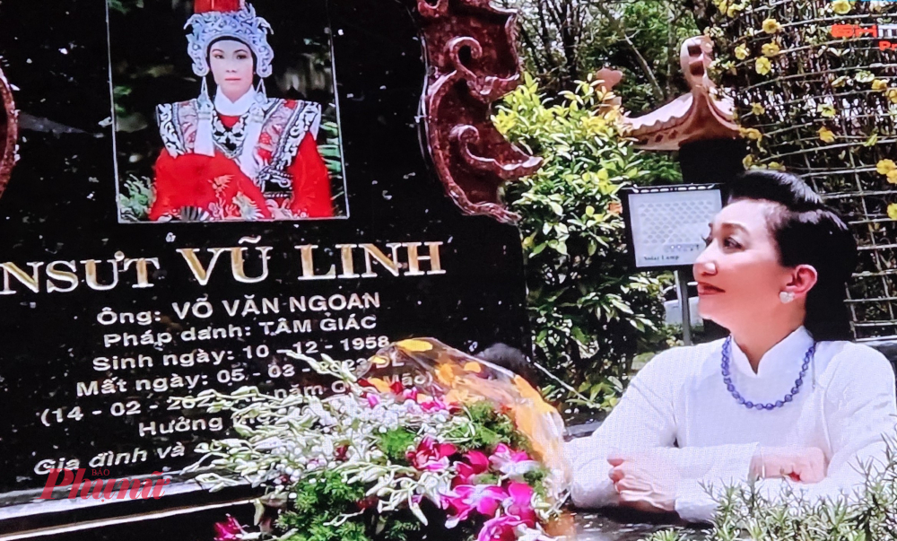 NSƯT Thanh Thanh Tâm thăm mộ đàn anh Vũ Linh - Ảnh chụp lại từ clip