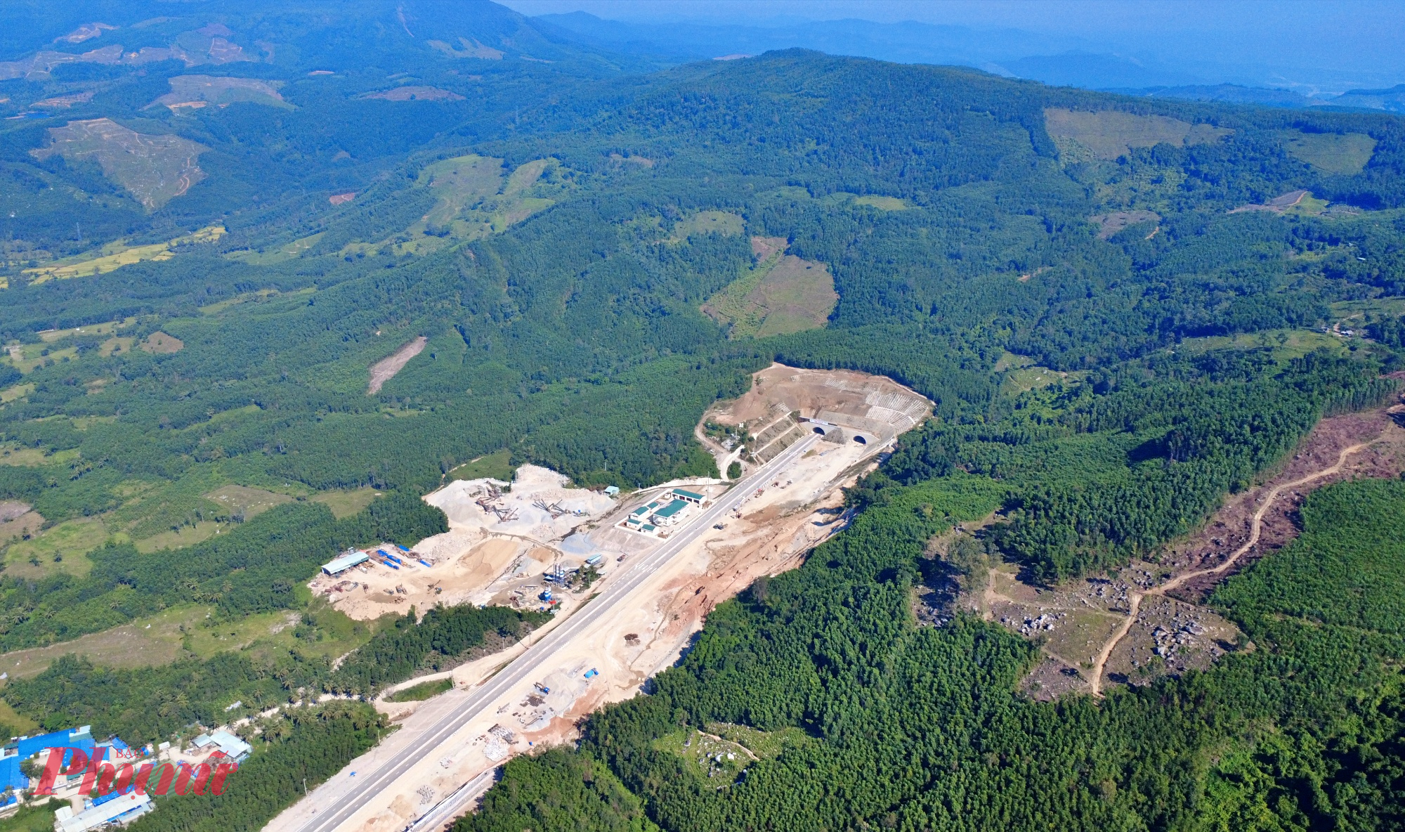 Đoạn Quảng Ngãi - Hoài Nhơn được đánh giá là một trong những đoạn tuyến khó thi công nhất trên toàn tuyến cao tốc Bắc - Nam. Điểm đặc biệt của dự án là phải xuyên qua nhiều địa hình đồi núi phức tạp với 3 hầm lớn trên tổng chiều dài khoảng 10km.