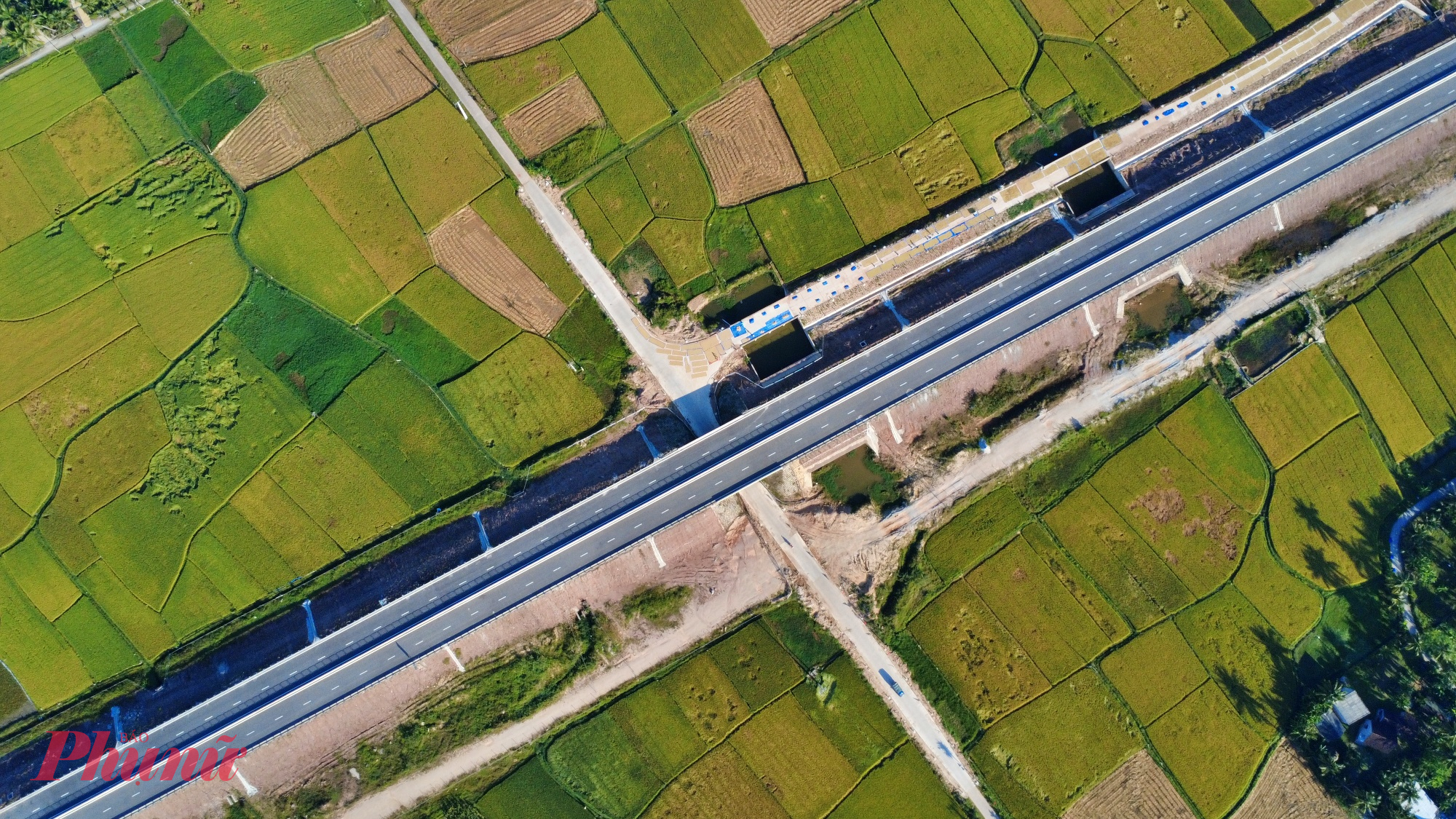 Theo Ban Quản lý dự án 2, nếu các điều kiện kỹ thuật được đáp ứng đầy đủ, tuyến chính cao tốc Quảng Ngãi - Hoài Nhơn có thể được bàn giao và đưa vào khai thác từ giữa tháng 4/2026, sớm hơn so với kế hoạch hoàn thành toàn tuyến vào quý II/2026.