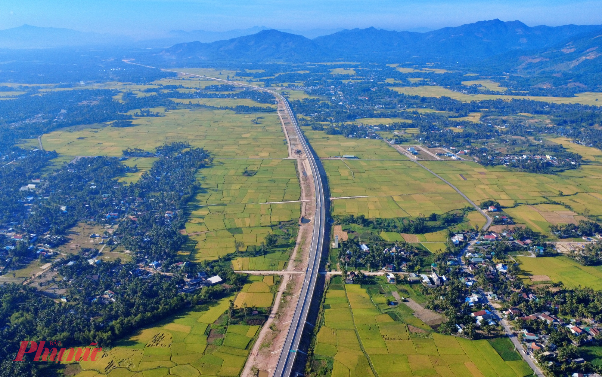 Dự án có tổng mức đầu tư hơn 20.400 tỉ đồng, trong đó giá trị xây lắp chiếm khoảng 14.400 tỉ đồng. Tuyến cao tốc dài 88km, đi qua hai địa phương gồm tỉnh Quảng Ngãi (60,3km) và tỉnh Bình Định (27,7km, nay là Gia Lai). 