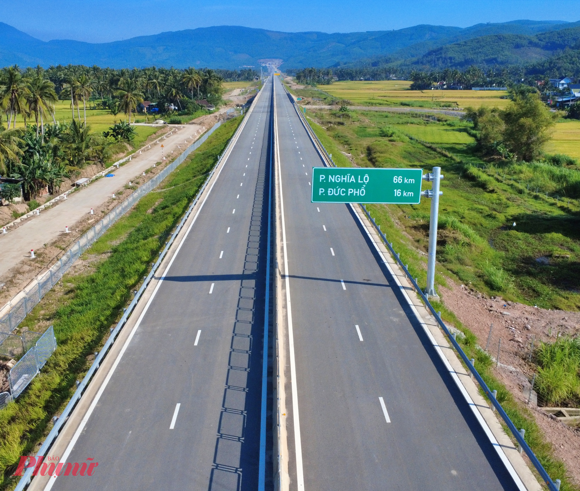 Ở giai đoạn 1, tuyến được đầu tư với quy mô 4 làn xe, bề rộng nền đường 17m, vận tốc thiết kế 120km/h. Chủ đầu tư là Ban Quản lý dự án 2 (Bộ Xây dựng), liên danh nhà thầu do Tập đoàn Đèo Cả đứng đầu đảm nhận thi công.