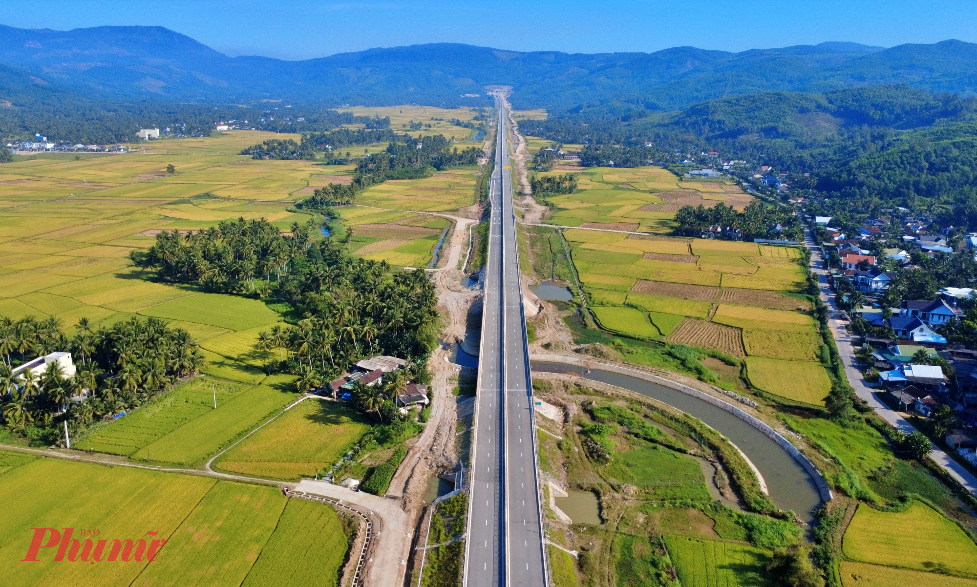 Bên cạnh hệ thống hầm xuyên núi, toàn tuyến còn xây dựng 77 cây cầu, 586 cống và 81 hầm chui dân sinh, góp phần đảm bảo kết nối giao thông và an toàn cho người dân khu vực.