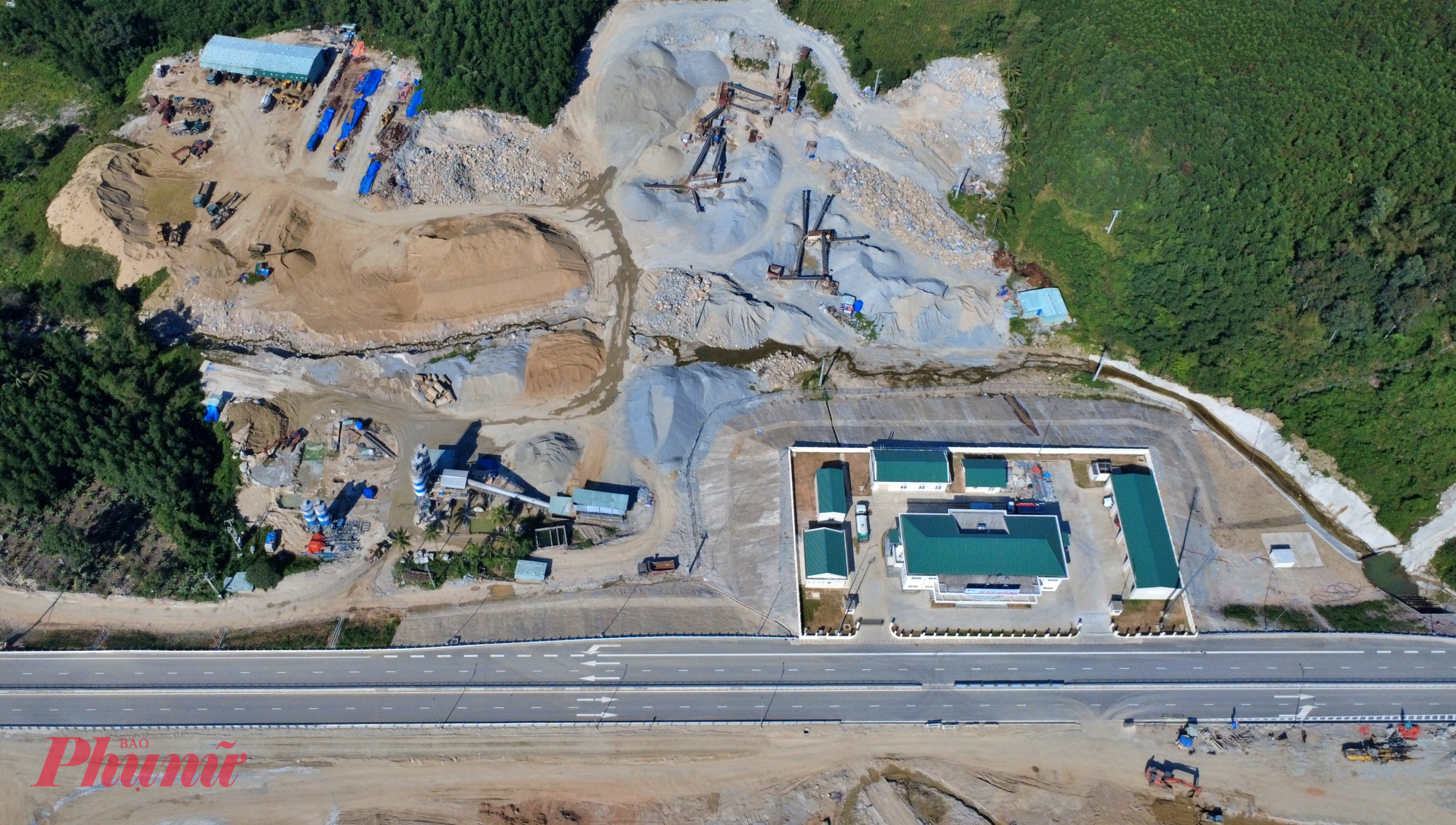 Nhà thầu đang khai thác các mỏ cát, đá để hoàn thiện giai đoạn 2 hầm Bình Đê tại khu vực phường Hoài Nhơn Bắc.