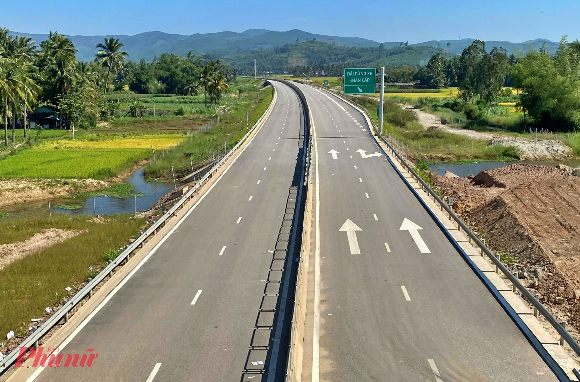 Dự án không có làn dừng khẩn cấp liền mạch mà được bố trị tại một số đoạn giao gần đường dân sinh. Ảnh chụp